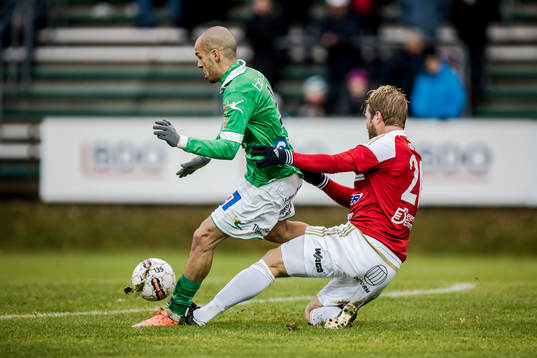 Degerfors Christoffer Wiktorsson bryter ett friläge för
