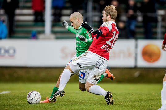 Degerfors Christoffer Wiktorsson bryter ett friläge för