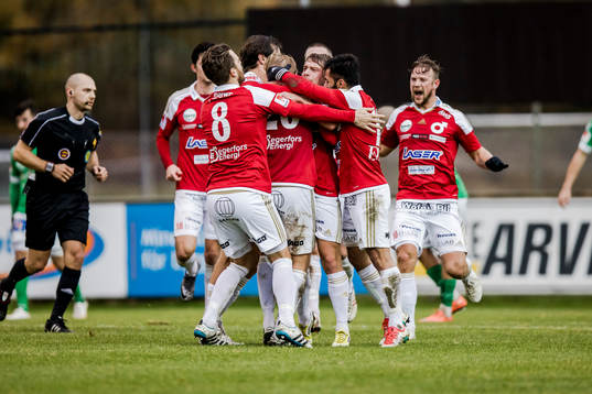 Degerfors Christoffer Wiktorsson har gjort 2-4 och jublar
