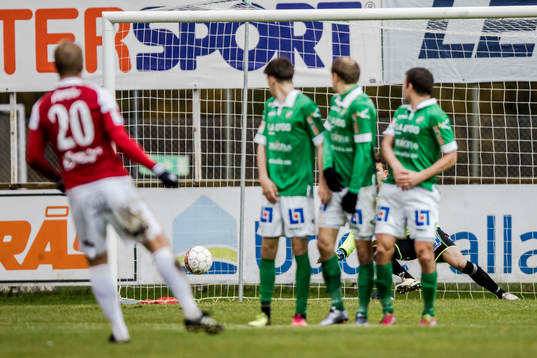 Degerfors Christoffer Wiktorsson sätter 2-4 på frispark