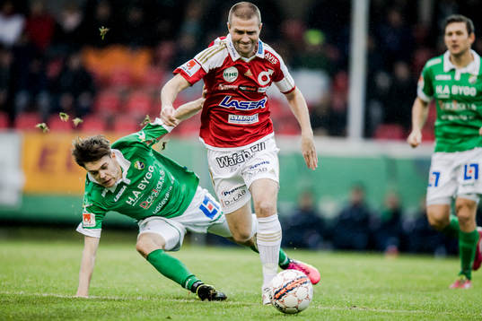 Degerfors Tobias Solberg före Ljungskiles Peter Sörensen