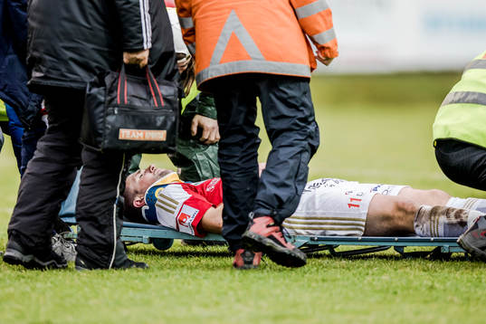 Degerfors Tobias Solberg med skadad och liggandes med