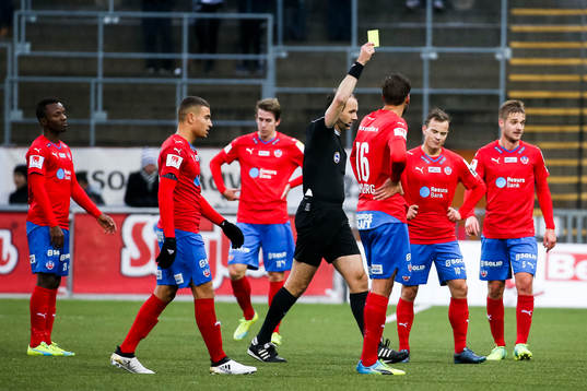 Domare Jonas Eriksson tilldelar gult kort till Helsingborgs