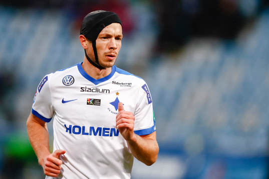 Norrköpings Jon Gudni Fjoluson med huvudskydd