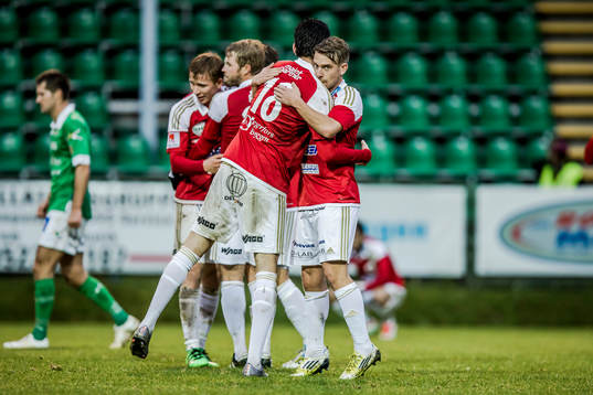 Degerfors spelare kramar om varandra