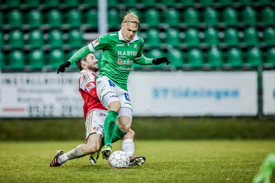 Ljungskiles Linus Tornblad före Degerfors Marcus De Bruin
