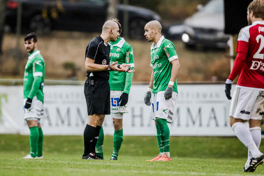 Domare Adnan Dukic pratar med Ljungskiles Ahmed El-Amrani