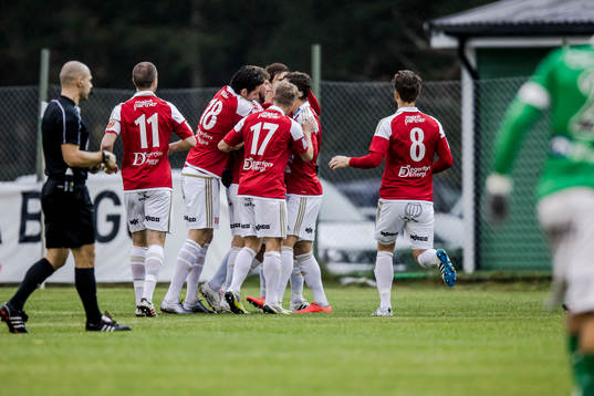 Degerfors Govend Haidar jublar med sina lagkamrater