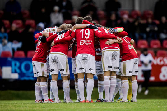 Degerfors spelare laddar upp