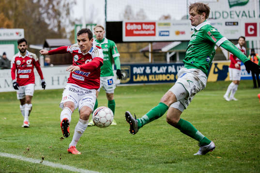Degerfors Shpetim Hasani före Ljungskiles Jakob Olsson