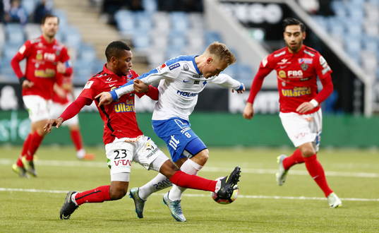 Falkenbergs Enock Kwakwa och Norrköpings Nicklas Bärkroth
