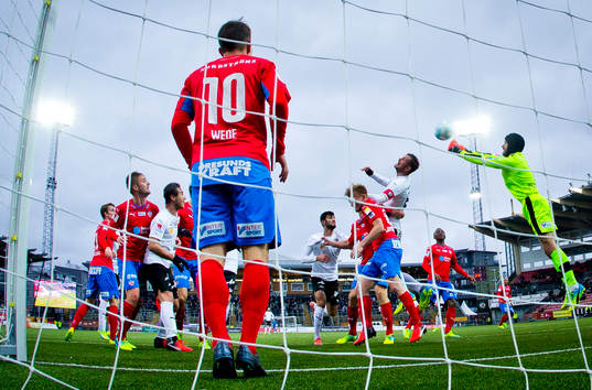 Örebros Robert Åhman Persson och Helsingborgs målvakt