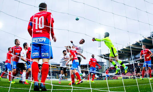 Örebros Robert Åhman Persson och Helsingborgs målvakt