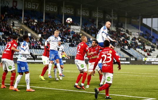 Norrköpings Daniel Sjölund nickar hörna