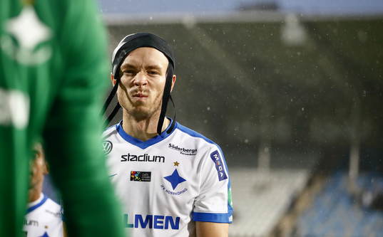 Norrköpings Jón Gudni Fjóluson med huvudskydd