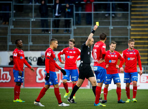 Jonas Eriksson delar ut ett gult kort till Helsingborgs