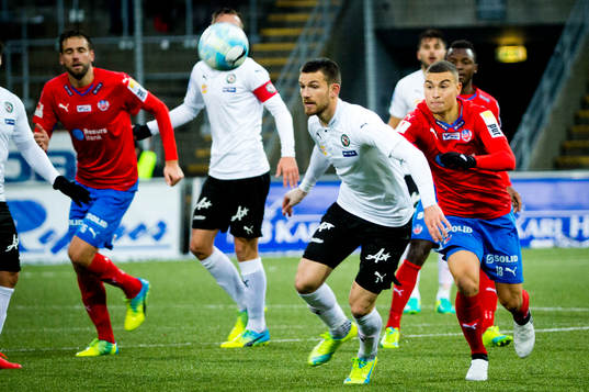 Örebros Brendan Hines-Ike och Helsingborgs Jordan Larsson