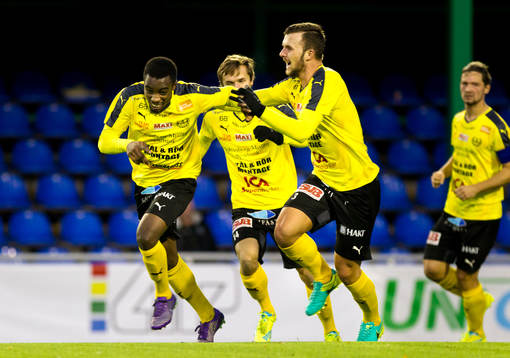 Mjällbys spelare jublar och jagar Theophilus Ola