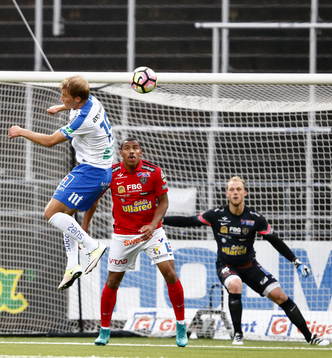 Norrköpings Sebastian Andersson nickar framför