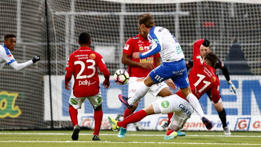 Norrköpings Linus Wahlqvist skuter mål 1-1