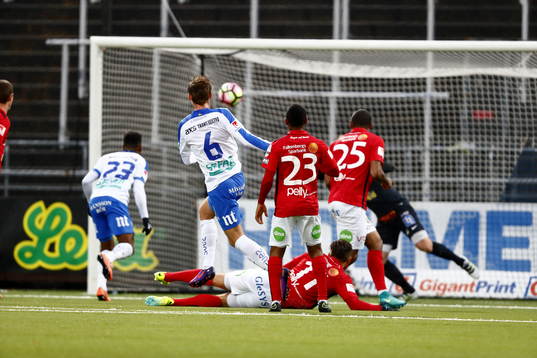 Norrköpings Linus Wahlqvist skuter mål 1-1