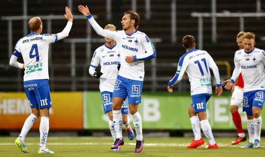 Norrköpings Jón Gudni Fjóluson och Linus Wahlqvist jublar