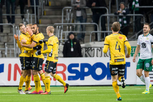 Elfsborgs Viktor Claesson (v) gör 0-1 och gratuleras av