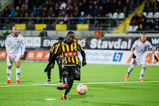 Häckens John Owoeri gör 1-1-målet på straff