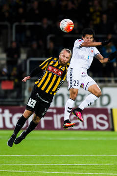 Häckens Emil Wahlström i nickduell med Kalmars Romário