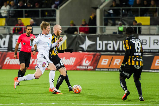Kalmars Rasmus Elm i kamp om bollen med Häckens Alexander