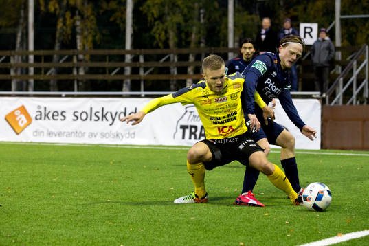Mjällbys Kevin Carlsson  i en duell med Utsikten Nicolas