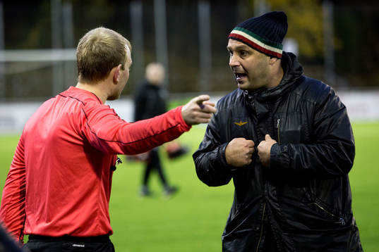 Utsiktens huvudtränare Bosko Orovic i en diskussion med