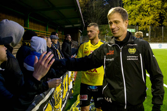 Mjällbys assisterande tränare Mattias Asper tackar fansen