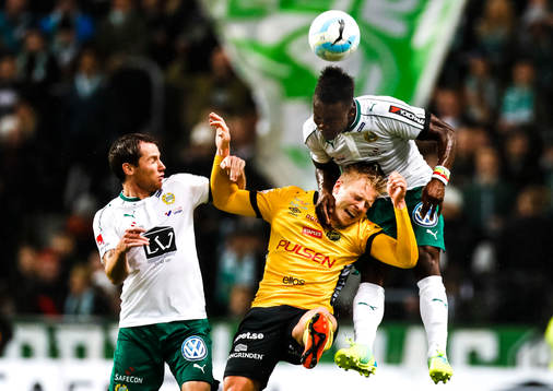 Elfsborgs Per Frick i kamp mot Hammarbys Johan Persson och