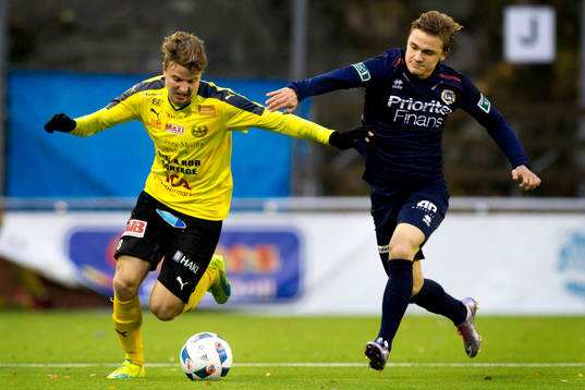 Mjällbys Joel Nilsson jagar bollen och har Utsiktens Adam