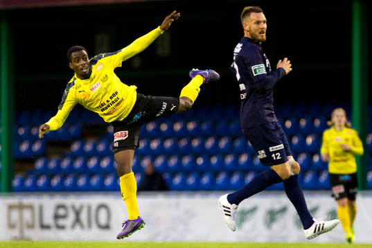 Mjällbys Theophilus Ola skjuter ett skott
