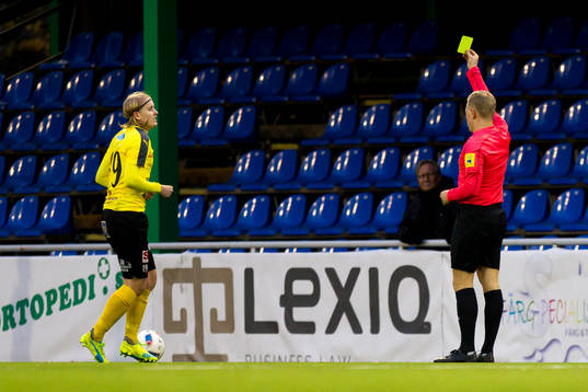 Mjällbys Rasmus Persson får en varning