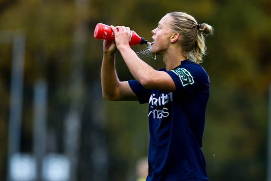 Utsiktens Emil Eliasson dricker vatten