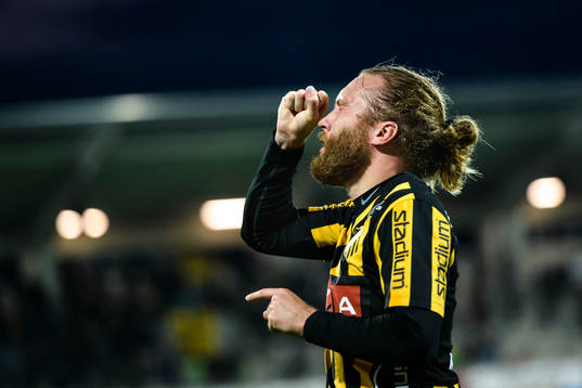 Häckens Emil Wahlström jublar