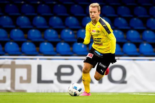 Mjällbys Joel Wedenell med bollen