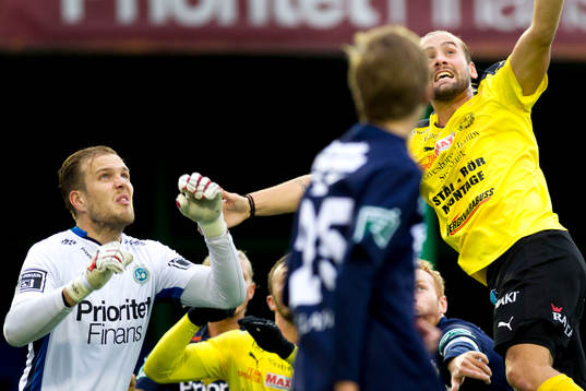 Mjällbys Adam Larsson förslet nicka samtidigt som
