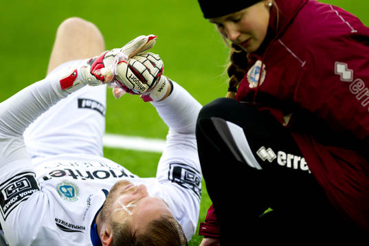 Utsiktens målvakt Hampus Strömgren får sitt ögonbryn