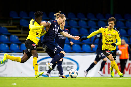 Mjällbys Mamudu Moro (v) och Jesper Gustavsson (h)