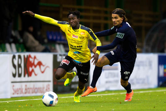 Mjällbys Mamudu Moro jagas av Utsiktens Martin Johansson