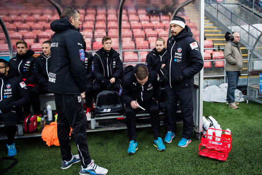 Helsingborgs bänk med manager Henrik Larsson till höger