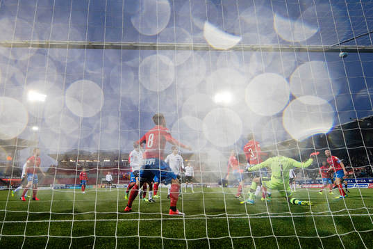 Helsingborgs målvakt Matt Pyzdrowski med en räddning