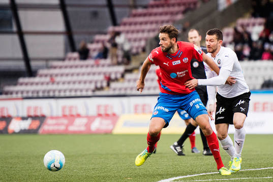 Helsingborgs Mikael Dahlberg  och Örebros Brendan Hines-Ike