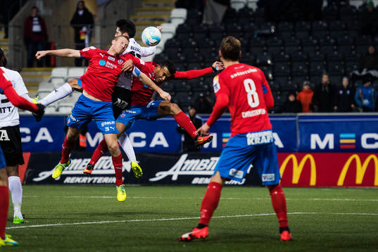 Helsingborgs Peter Larsson och Örebros Nahir Besara i en