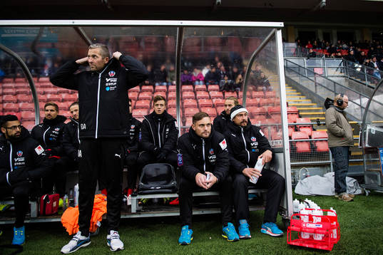 Helsingborgs bänk med manager Henrik Larsson till höger