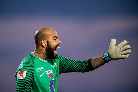 Athletics målvakt Joshua Wicks skriker